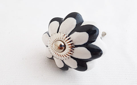 Ceramic black and white flower pumpkin 4.5cm door knob