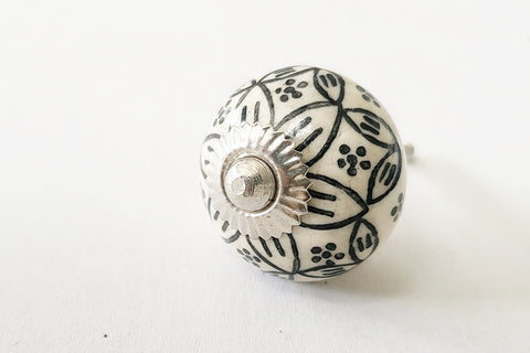 Ceramic 4cm black cream white flower round door knobs F3a