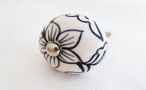 Ceramic black and white delicate flower round 4cm door knob C5b