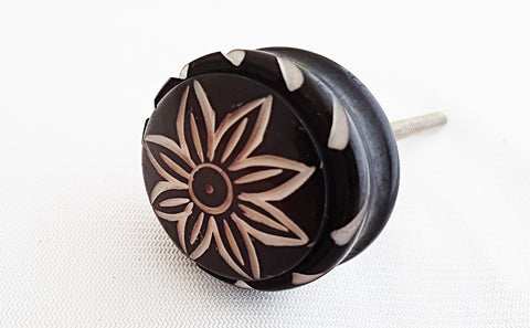 Acrylic black and white flower 4.5cm round door knob