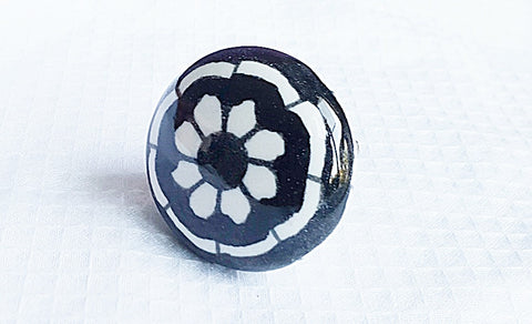 Ceramic 4cm black/white flower round door knobs D16a