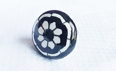 Ceramic 4cm black/white flower round door knobs